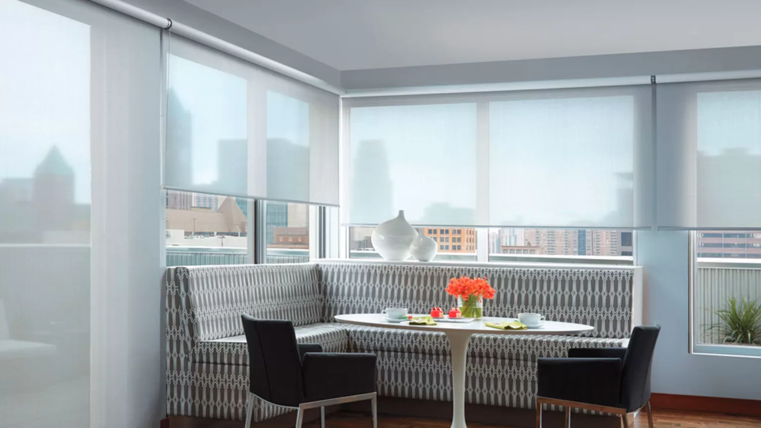 Cortina Enrollable Quantum de Hunter Douglas instalada por Ambiente WOW